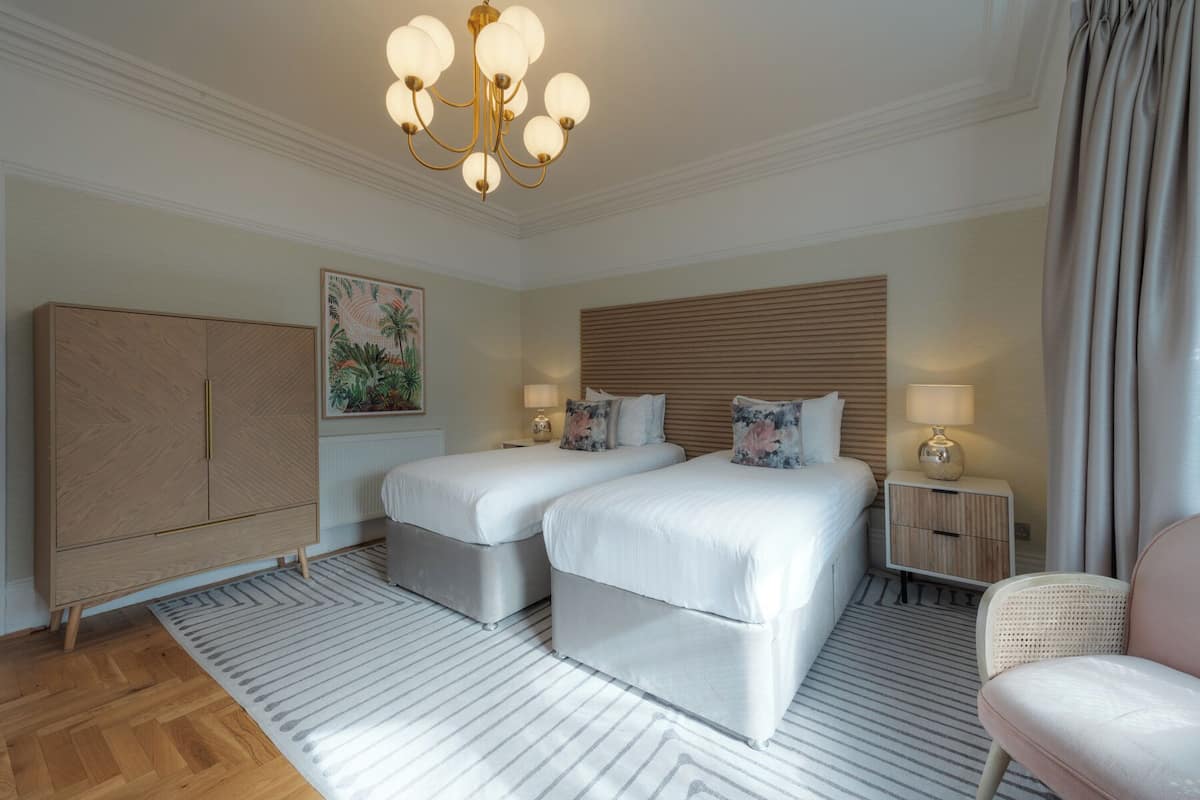 Luxury Twin Room with Shower | 1 Schlafzimmer, hochwertige Bettwaren, individuell dekoriert