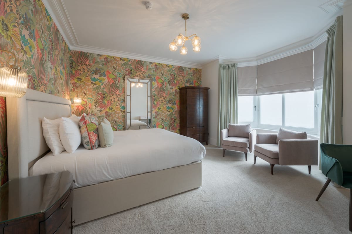 Superior Superking with Bath & Shower | Premium bedding, individually decorated, individually furnished, desk