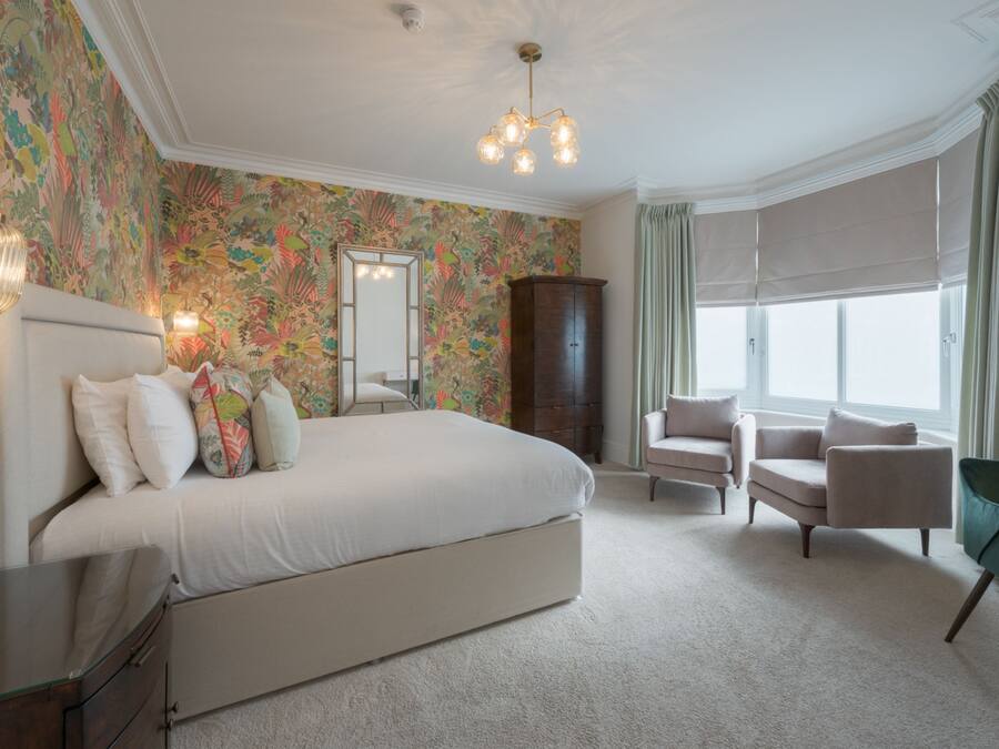 Superior Superking with Bath & Shower | Premium bedding, individually decorated, individually furnished, desk