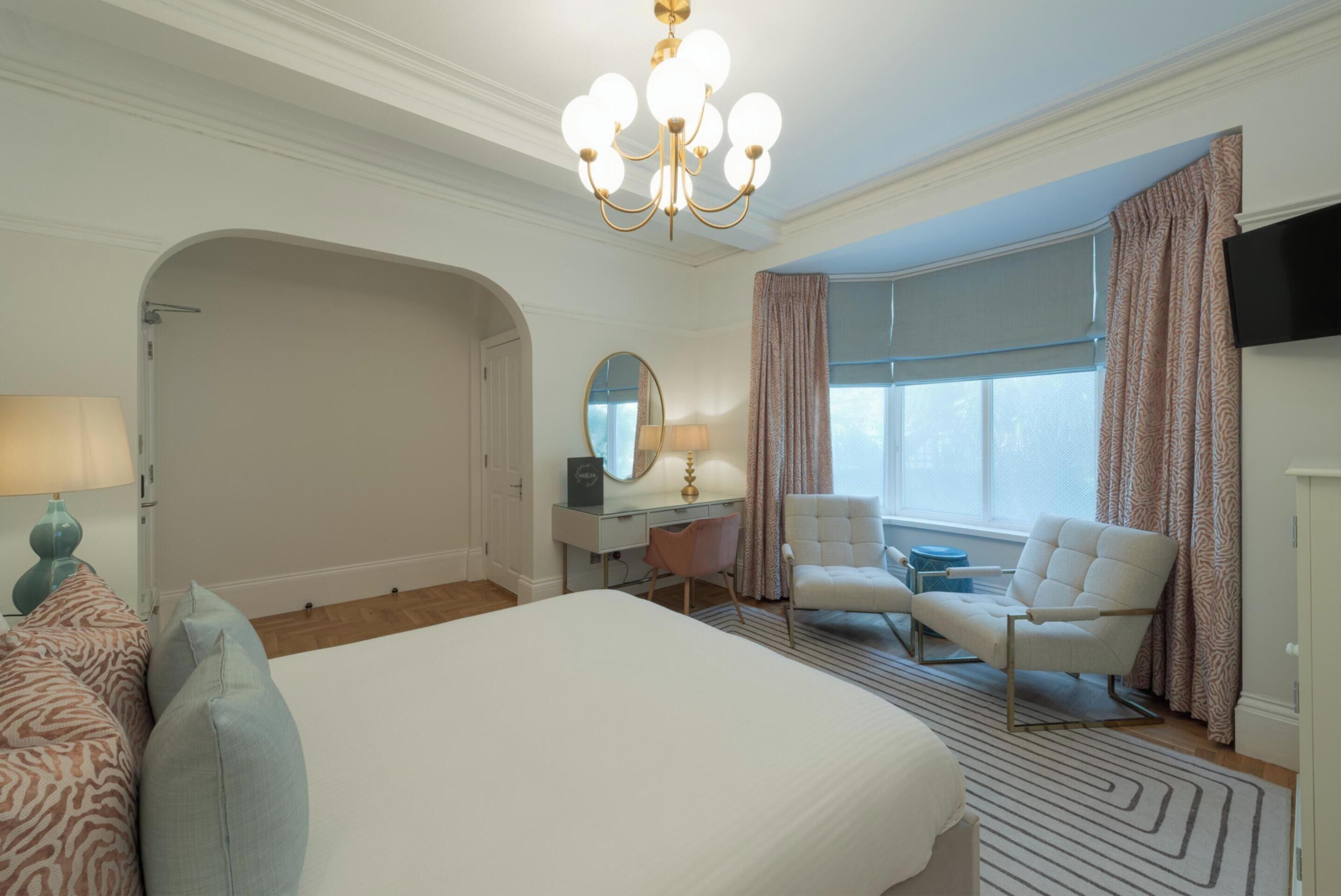 Superior Superking Room with Shower | Premium bedding, individually decorated, individually furnished, desk