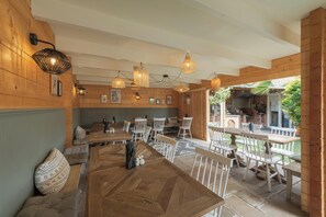 Déjeuner, dßner et souper servis sur place, restaurant en plein air