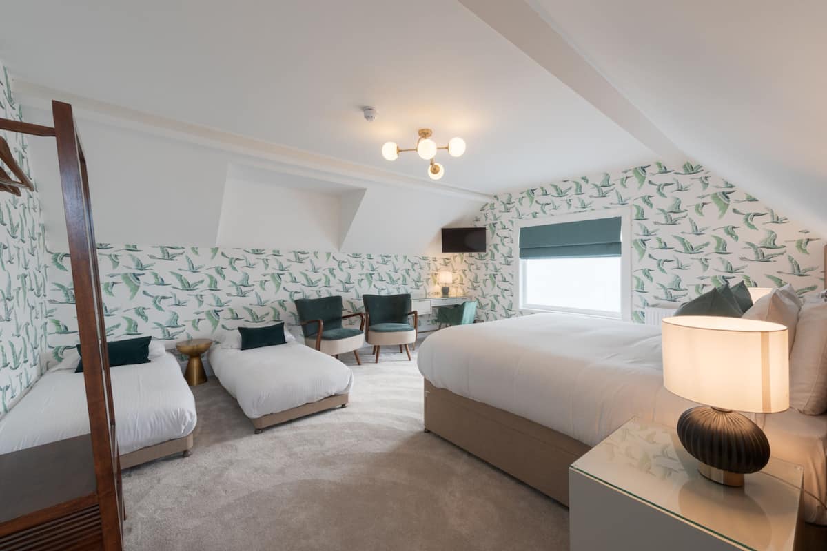 1 Schlafzimmer, hochwertige Bettwaren, individuell dekoriert