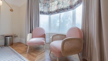 Premium bedding, individually decorated, individually furnished, desk