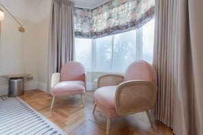 Premium bedding, individually decorated, individually furnished, desk - Florence House Hotel & Restaurant (Portsmouth)