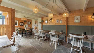 Se sirven desayunos, comidas y cocina local con mesas al aire libre