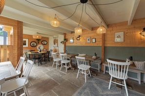 Breakfast, lunch, dinner served; local cuisine, alfresco dining - Florence House Hotel & Restaurant (Portsmouth)