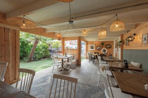 供应早餐、午餐和晚餐，地方菜，室外就餐