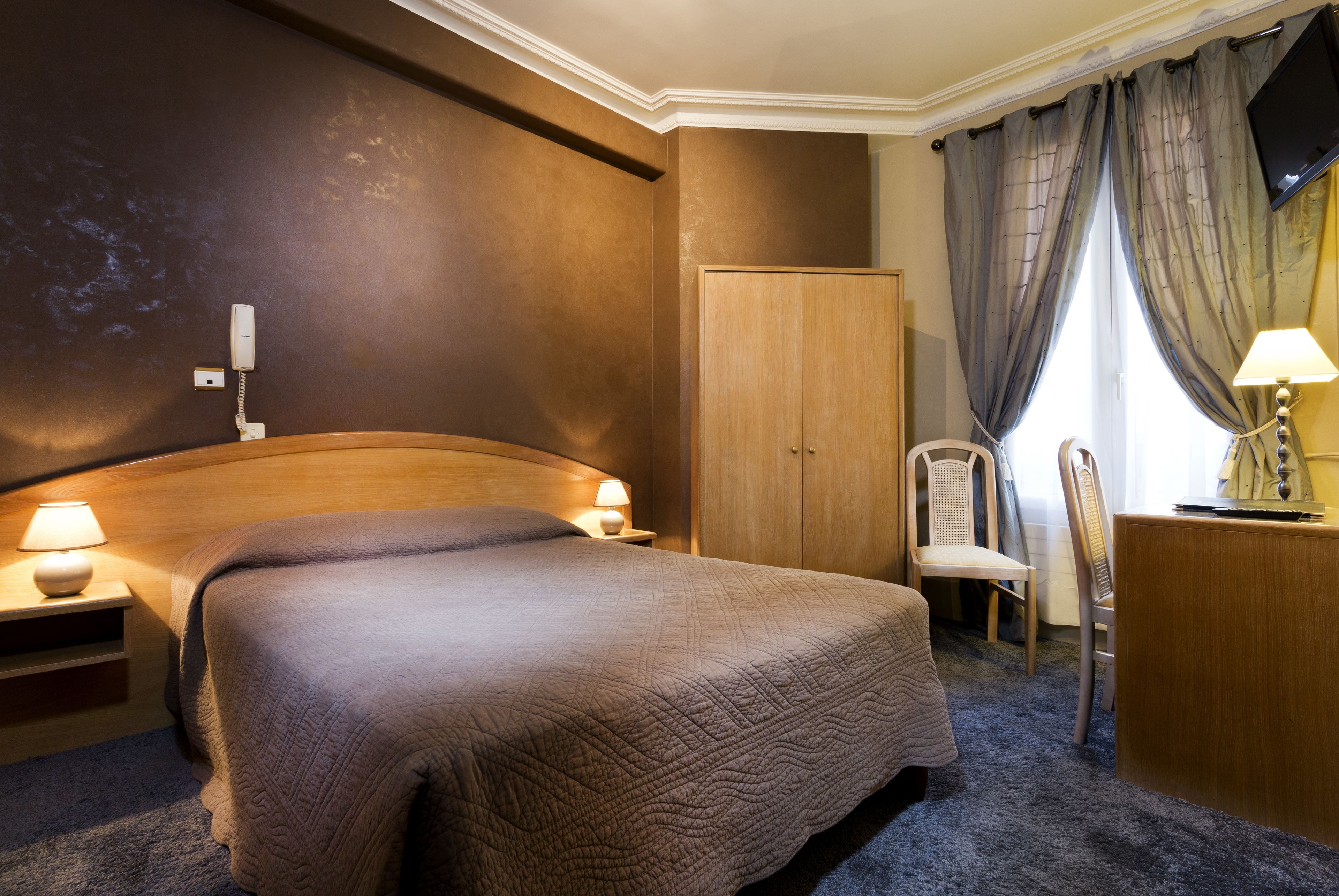 desk, soundproofing, iron/ironing board, free wifi