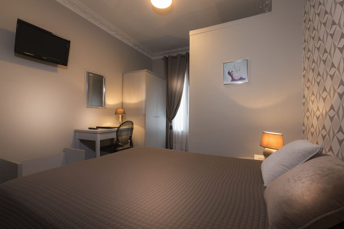 desk, soundproofing, iron/ironing board, free wifi