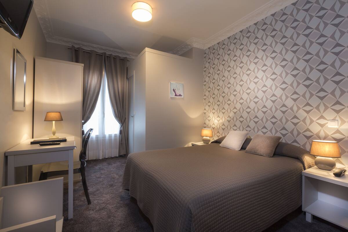 desk, soundproofing, iron/ironing board, free wifi