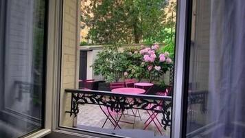 Desk, soundproofing, iron/ironing board, free WiFi