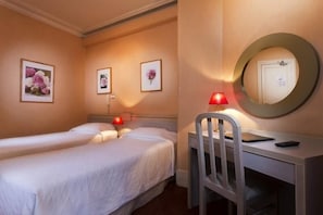 Desk, soundproofing, iron/ironing board, free WiFi - Hôtel Donjon Vincennes (Vincennes)