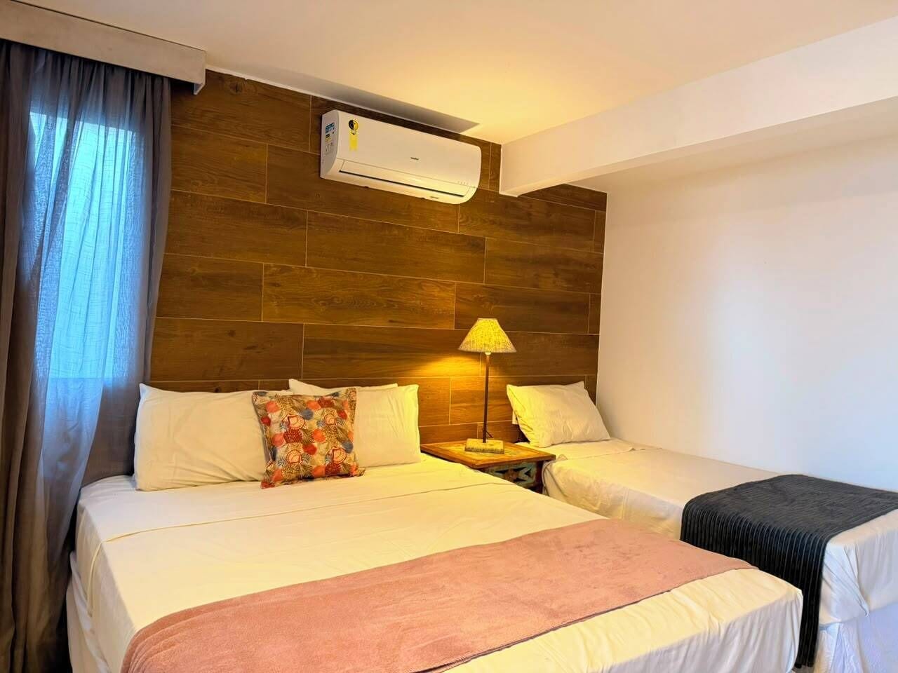 Superior vierpersoonskamer | Luxe beddengoed, een minibar, een kluis op de kamer