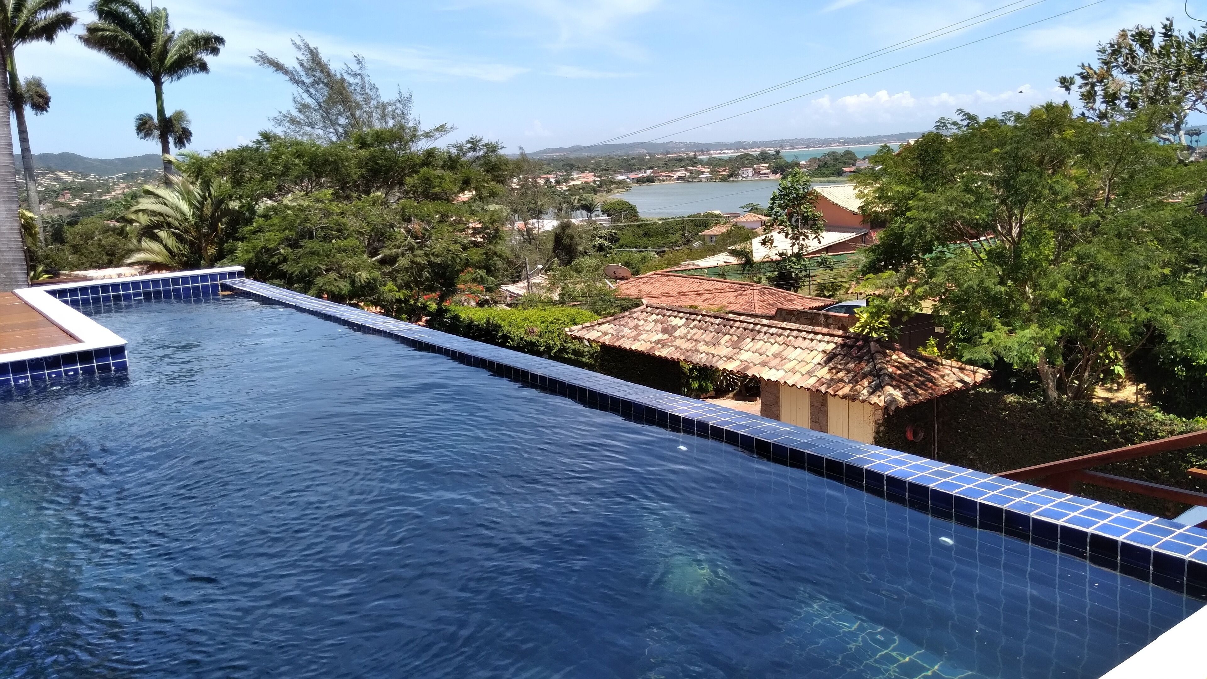 Una piscina al aire libre, tumbonas