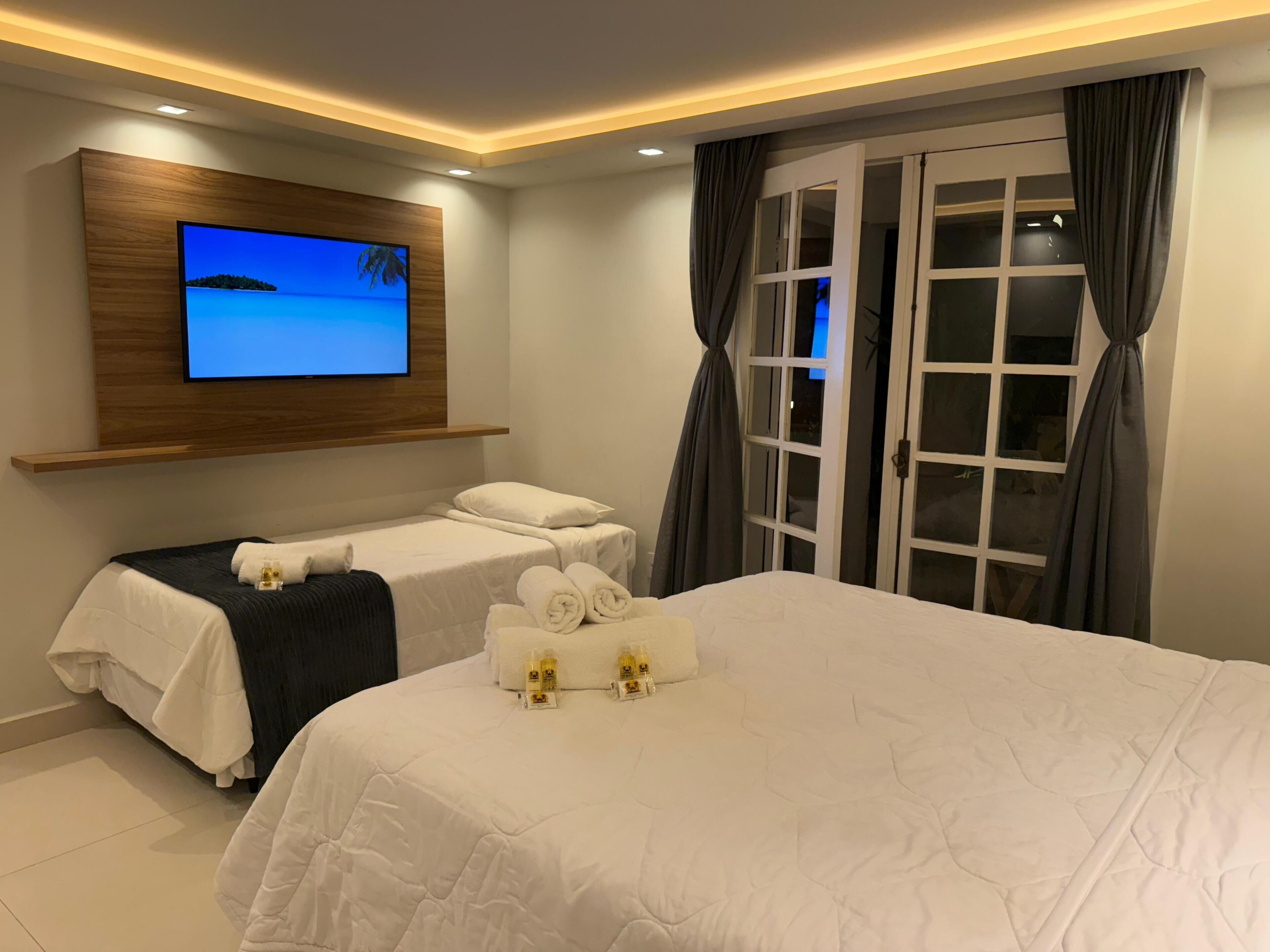 Comfort driepersoonskamer | Luxe beddengoed, een minibar, een kluis op de kamer