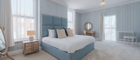 Superior Superking Suite with Bath & Shower | Individually decorated, individually furnished, desk, iron/ironing board