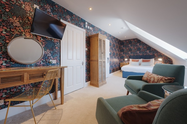 Deluxe Double with Bath | Individually decorated, individually furnished, desk, iron/ironing board