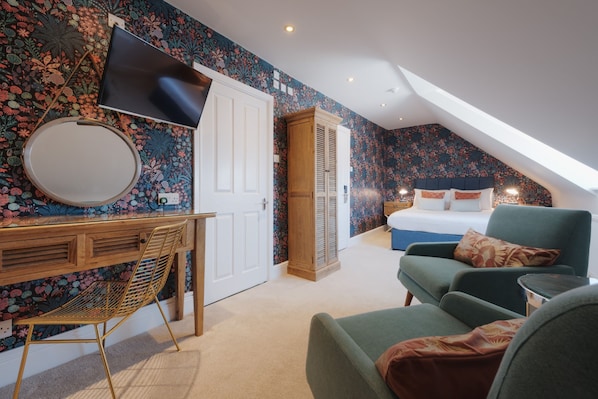 Deluxe Double with Bath | Décoration personnalisée, ameublement personnalisé, bureau