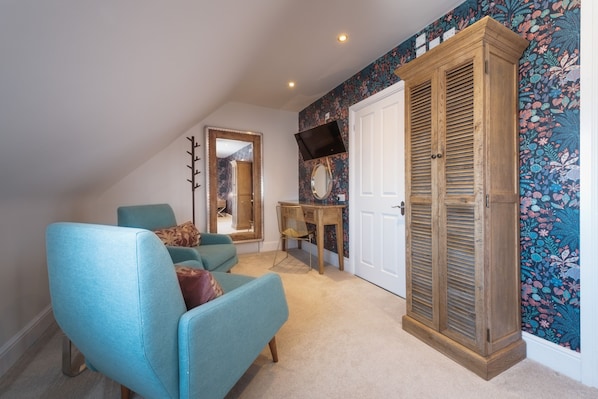 Executive King Room with Shower | Individually decorated, individually furnished, desk, iron/ironing board