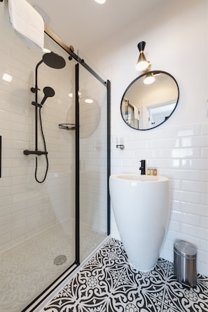 Bathroom shower - Somerset House Hotel & Restaurant (Portsmouth)
