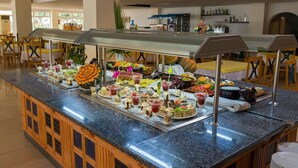 Buffet com diversos alimentos e bebidas.