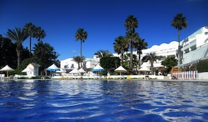 Indoor pool, seasonal outdoor pool, pool umbrellas, sun loungers - Hotel El Fell (Hammamet)