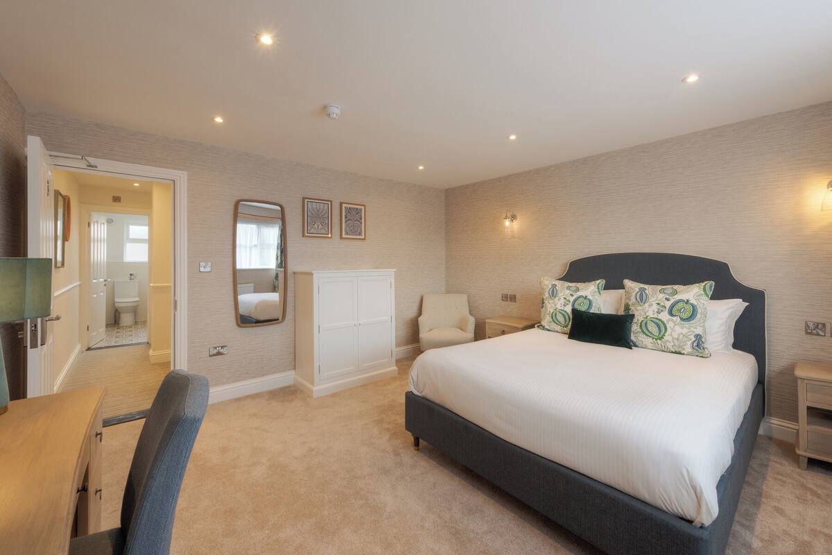 Premium bedding, laptop workspace, iron/ironing board (on request)