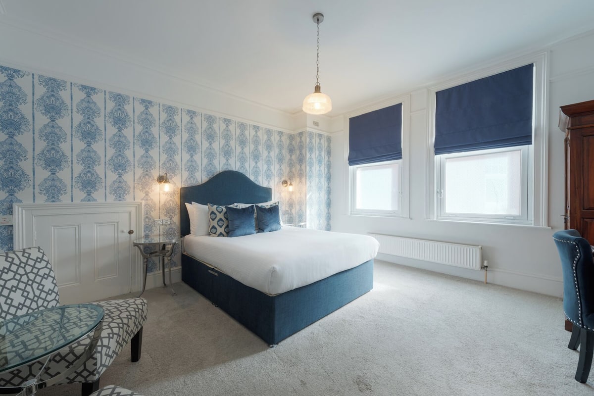 executive king room with bath and shower | 1 bedroom, premium bedding, individually decorated