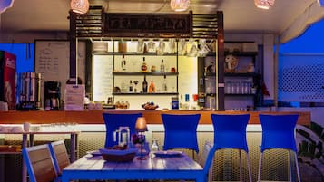 Bar junto a la piscina