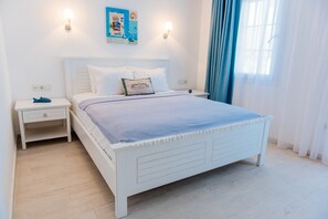 أغطية فراش متميزة وميني بار وخزنة داخل الغرفة وبديكورات فريدة لكل غرفة