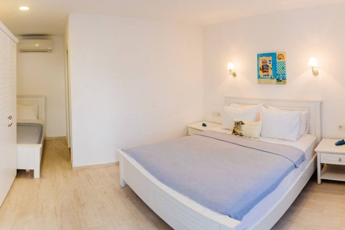 Kamar Triple | Seprai premium, minibar, brankas, dan meja kerja
