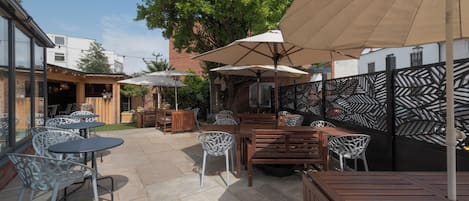 2 restaurantes; se sirve desayuno, almuerzo y cena; cocina internacional