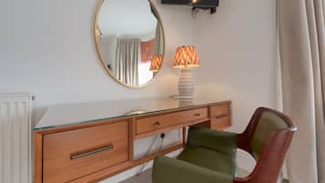 Superior King Room with Shower | 1 habitación, ropa de cama de alta calidad y decoración personalizada