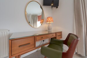 Superior King Room with Shower | Biancheria da letto di alta qualità, con stile personalizzato