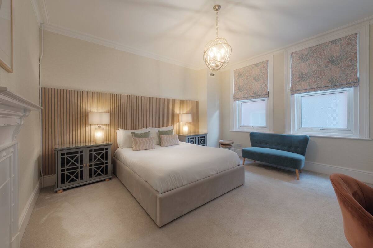 Executive King with Bath and Shower | Premium bedding, desk, laptop workspace, iron/ironing board (on request)
