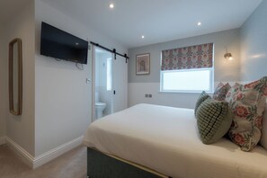 Premium bedding, individually decorated, individually furnished, desk - Florence Suite Hotel & Restaurant (Portsmouth)