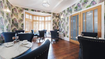 2 restaurantes, se sirven desayunos, comidas y cocina internacional