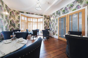 2 Restaurants, Frühstück, Mittagessen, Abendessen, internationale Küche
