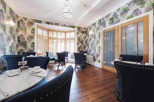 2 restaurants, breakfast, lunch, dinner served; international cuisine 