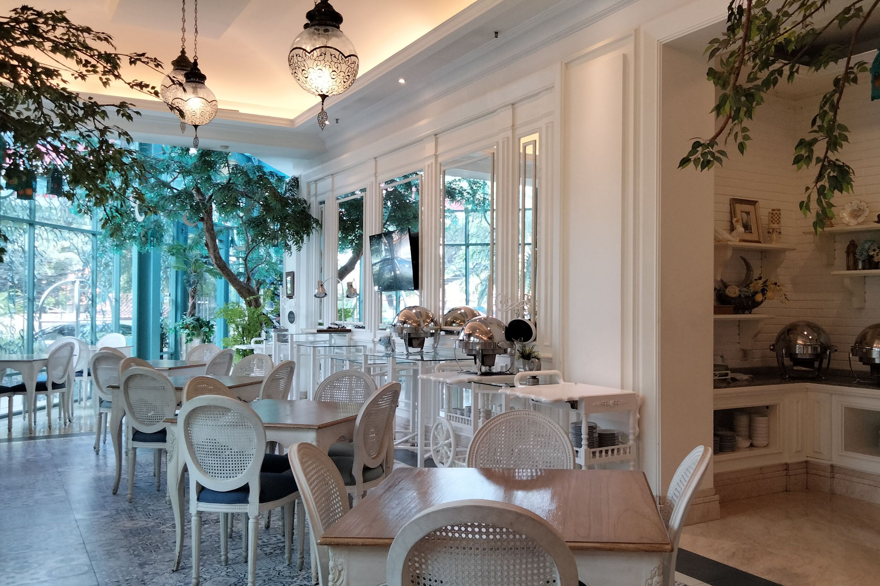 breakfast, lunch, dinner served; international cuisine