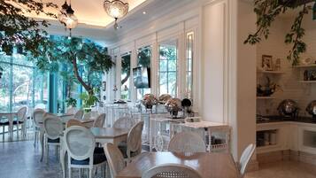 Melayani sarapan dan makan siang dengan sajian masakan internasional