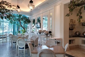 Se sirven desayunos, almuerzos y cenas; cocina internacional