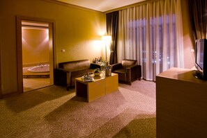 シニア スイート 禁煙 シービュー | 2 室のベッドルーム、ミニバーのアイテム (無料)、セーフティボックス (室内)、防音設備