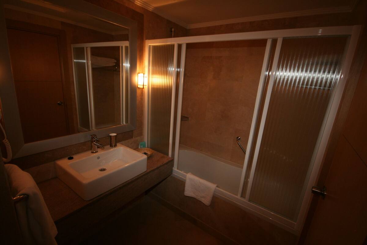 combined shower/bathtub, deep-soaking bathtub, free toiletries