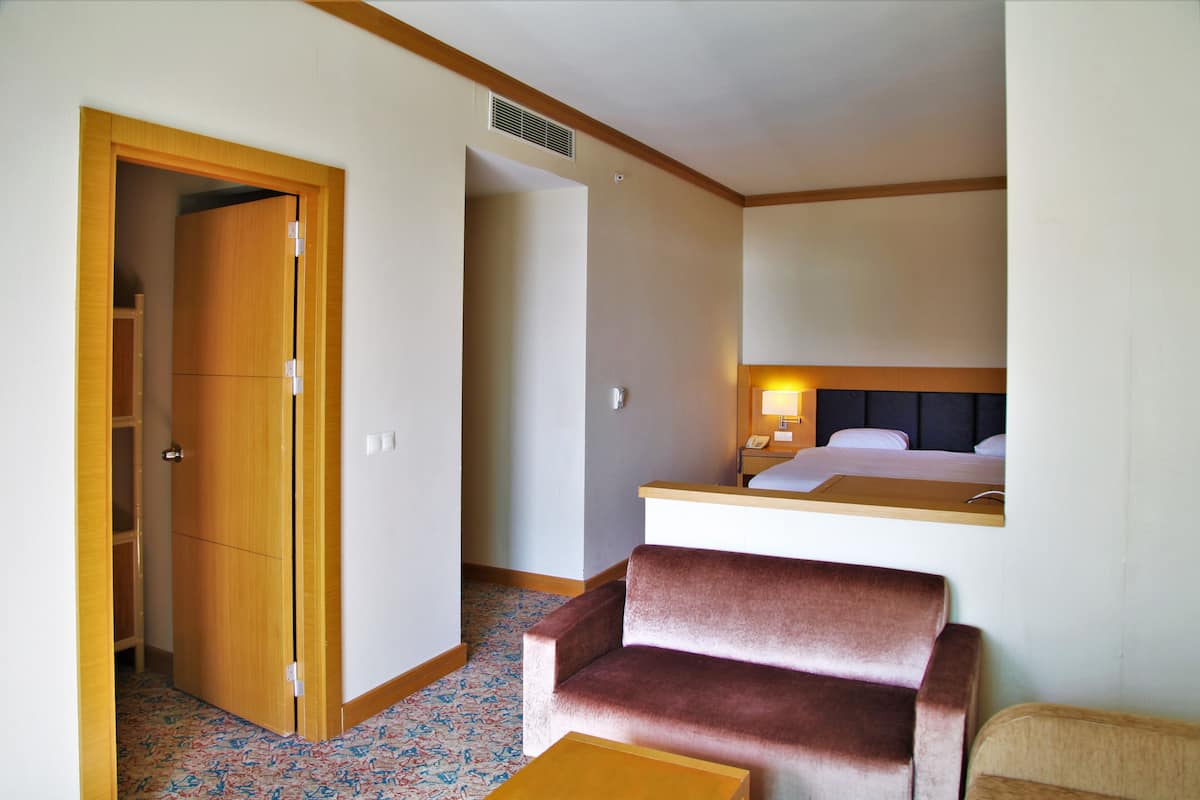 2 bedrooms, free minibar items, in-room safe, soundproofing
