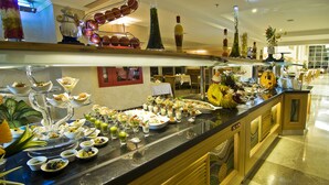 Un buffet proposant une variété de plats et de boissons.