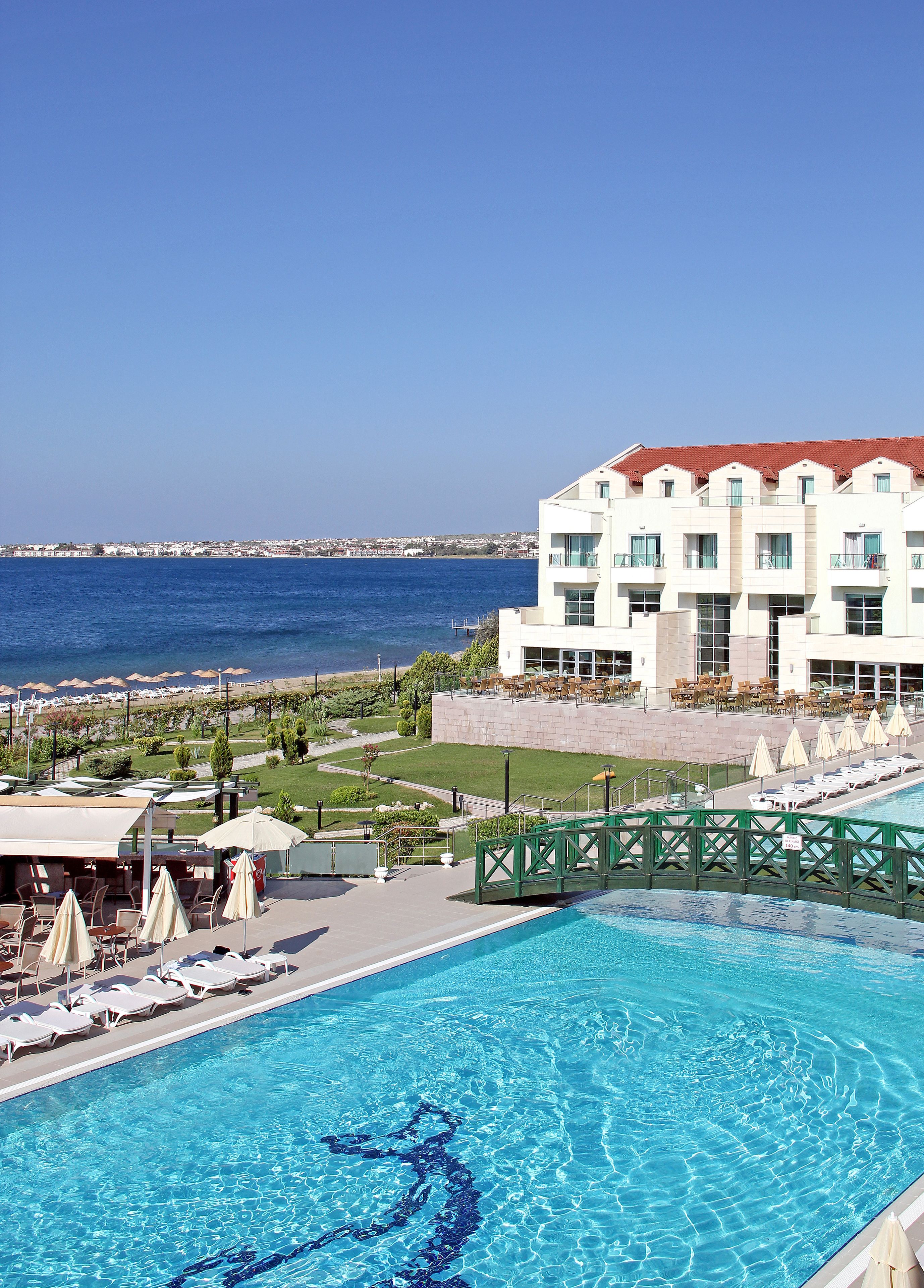 Außenpool (je nach Saison geöffnet), Sonnenschirme, Liegestühle