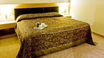 2 kamar tidur, isi minibar gratis, brankas, dan kedap suara