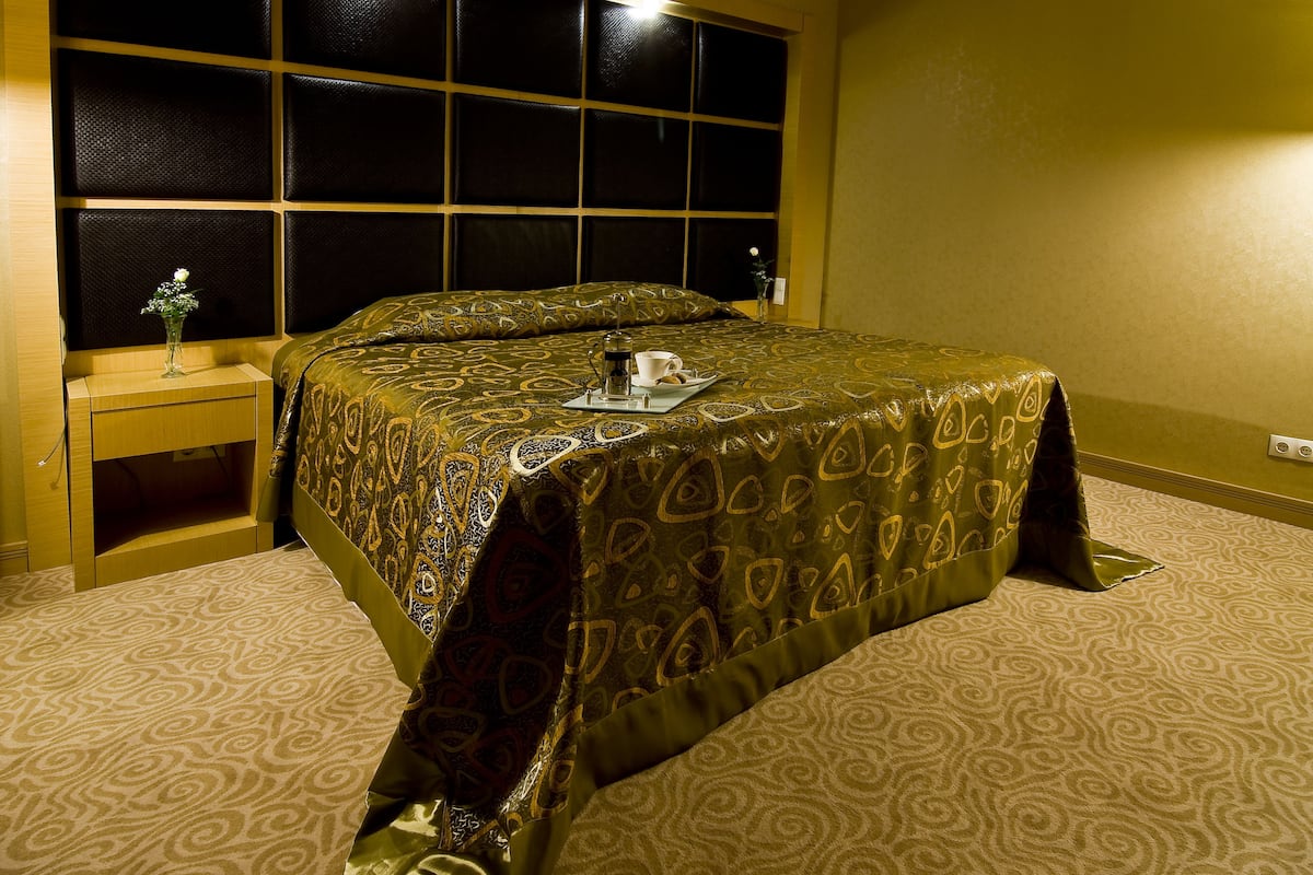 Senior Suite, Non Smoking, Sea View | 2 bedrooms, free minibar items, in-room safe, soundproofing