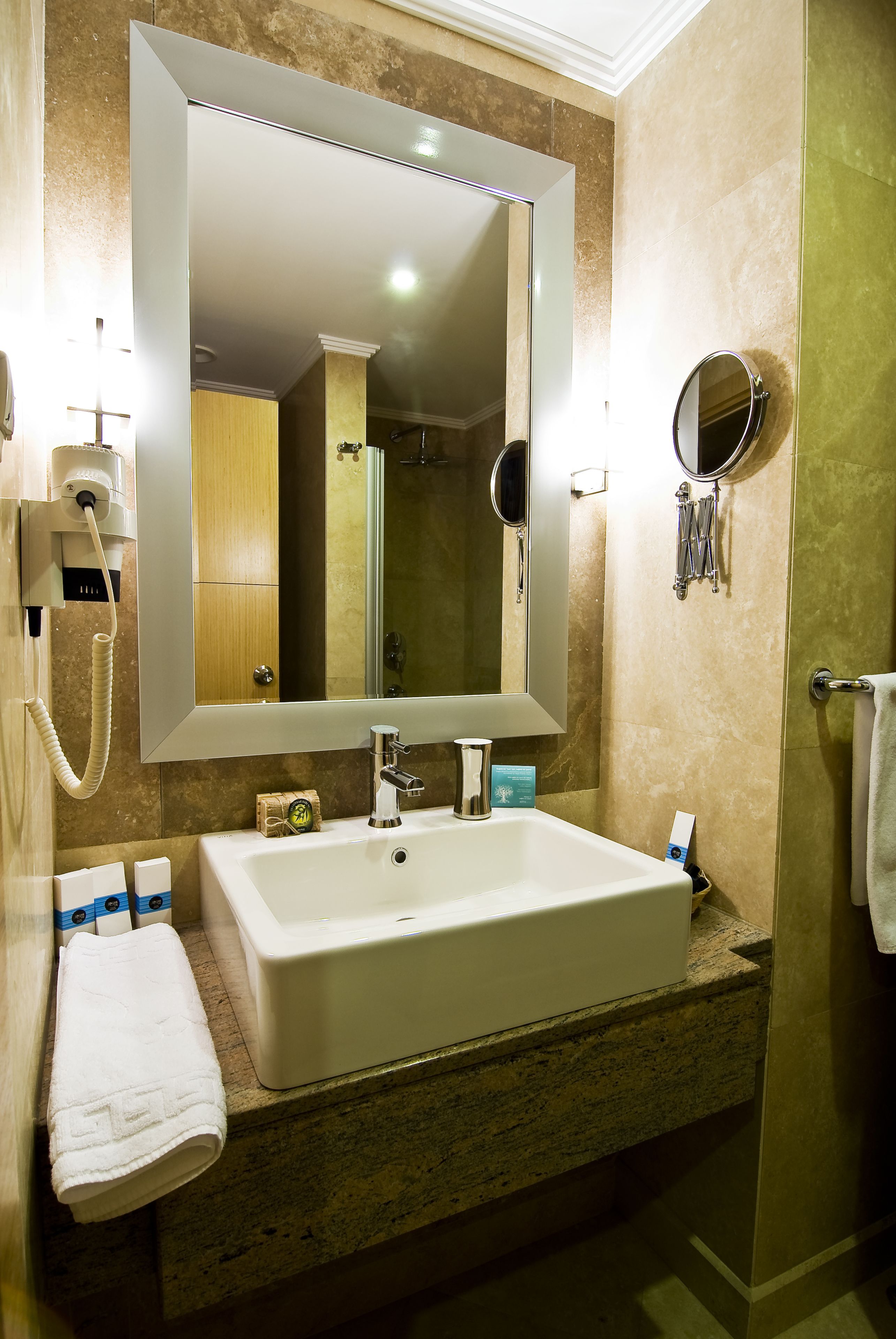 combined shower/bathtub, deep-soaking bathtub, free toiletries